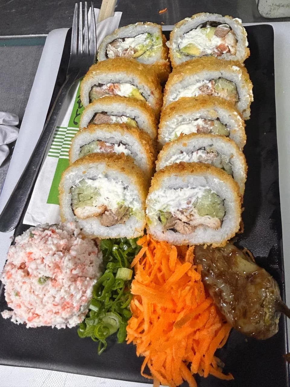 Rollo empanizado servido para cenar en el local